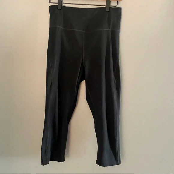 GIRLFRIEND COLLECTIVE | High Waist Compressive Capri Length Crop Black Legging - Picture 3 of 7